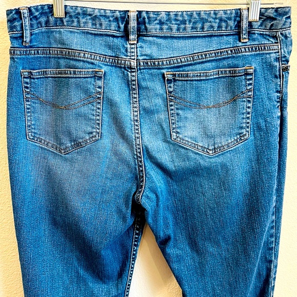 J.Jill women medium blue crop mid rise jean Acid wash distress, zip front Sz 14 - Picture 9 of 16